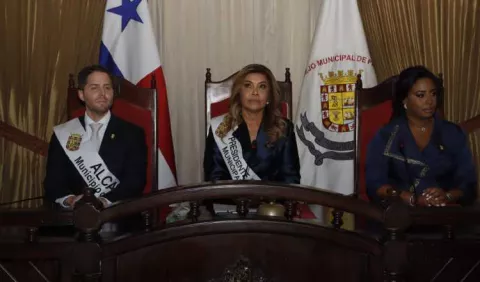 Alcaldes asumen sus cargos  y anuncian austeridad