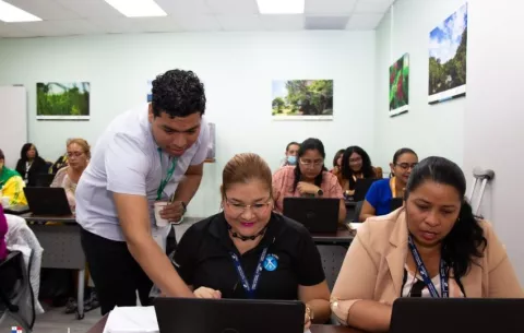 Entrevistan a jóvenes inscritos en el programa Mi Primer Empleo