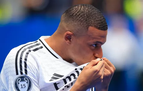 Mbappé desata la locura en su presentación como jugador del Real Madrid