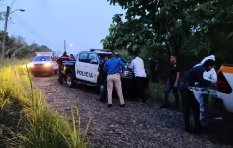 Hallan restos óseos calcinados dentro de un auto en el Oeste