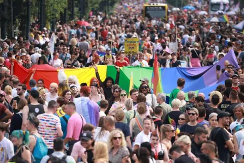 Las calles de Berlín se visten de colores y brillos para celebrar el Día del Orgullo Gay