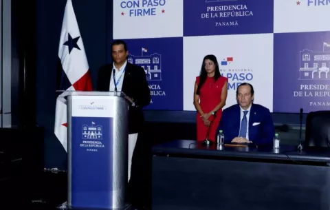 Panamá cita a la representante de Venezuela tras no poder despegar avión con expresidentes