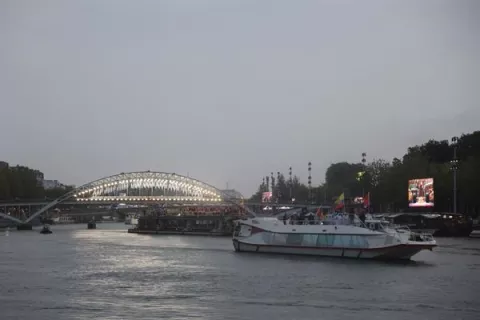 Lluvia empapa la ceremonia inaugural