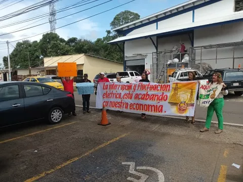 Protestan contra alto costo de la energía eléctrica 
