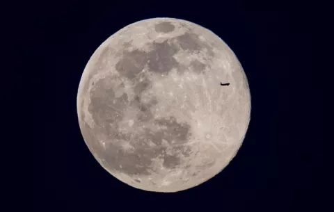 La Tierra vuelve a poner sus ojos en la Luna