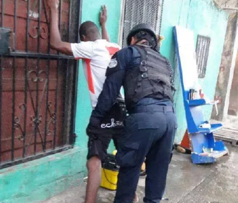 Le propinan dos tiros en la cabeza a un hombre en Colón 