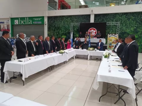 Santiago: Autoridades toman posesión en local comercial