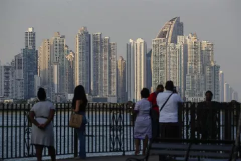 Alcalde de Panamá ofrece vacaciones pagas a turistas afectados por protestas en España