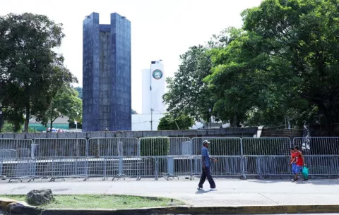 Retiran las vallas que bloqueaban la Asamblea Nacional