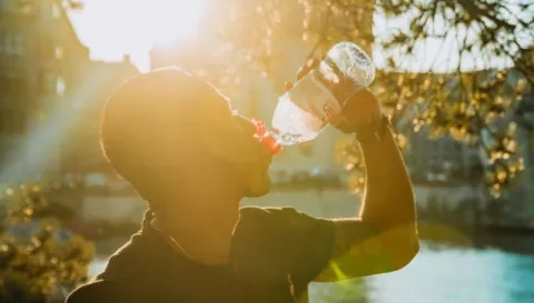 ¿Se debe beber agua de botellas expuestas al sol?