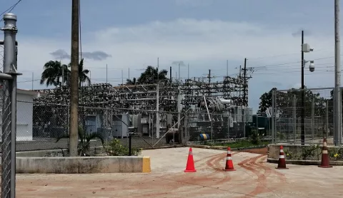 Residentes de tres barriadas en Arraiján reclaman por apagones 