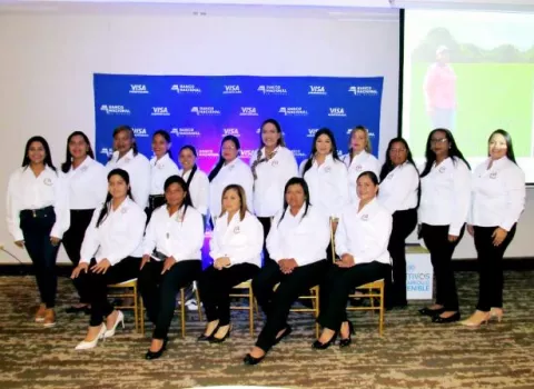 Un grupo de mujeres producen arroz bajo en carbono 