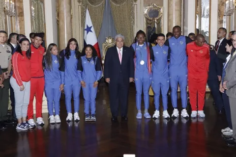 Atheyna Bylon recibe 50 mil dólares de premio por la medalla de plata 
