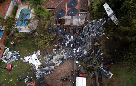 Peritos recuperan todos los datos de cajas negras del avión accidentado en Brasil