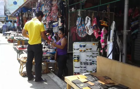 Buhoneros   de la Peatonal esperan respuesta del Municipio