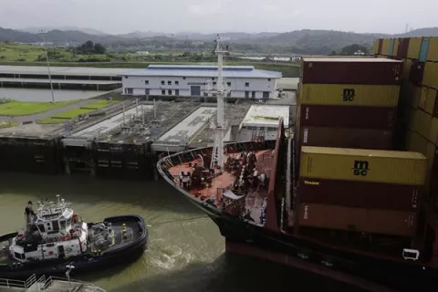 El Canal de Panamá aumenta a 35 los tránsitos diarios y deja atrás crisis por la sequía