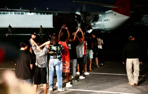 Primer vuelo de retorno de migrantes irregulares financiado por EE.UU. sale de Panamá