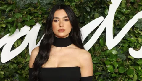 Dua Lipa eligió 'La mala costumbre' para su 'club' de lectura