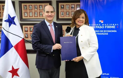 MEF y IGCP firman convenio para fortalecer el gobierno corporativo en Panamá