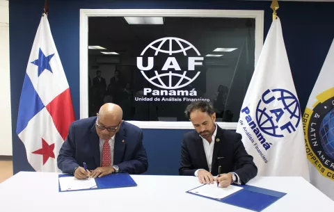 UAF y Crime Stoppers firman acuerdo contra el blanqueo de capitales en Panamá