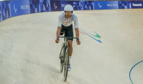 Panameño Esteban Goddard entrena en el velódromo en  París