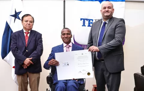  Luis Omar Ortega recibe credencial como diputado de la Asamblea