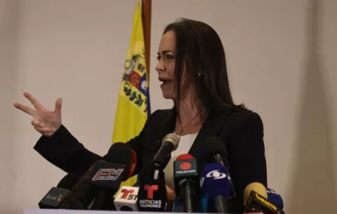 Machado rechaza nuevas elecciones y ofrece actas para revisión 