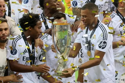 Real Madrid levanta la Supercopa; Mbappé golea 
