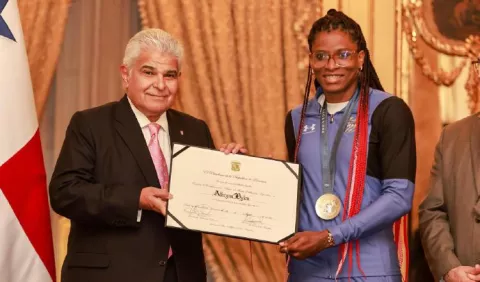 Atheyna Bylon, recibida como toda una heroína