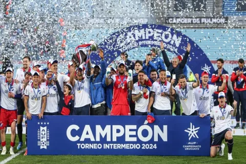 Luis Mejía y Nacional festejan título del Torneo Intermedio en Uruguay