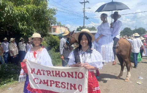 Multitudinario desfile para enaltecer la cultura del Manito
