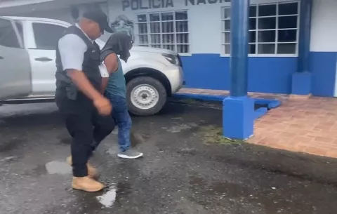 ¡Inaceptable! Le arrojó agua caliente y le pegó a su pareja en Río Indio Los Chorros, Capira