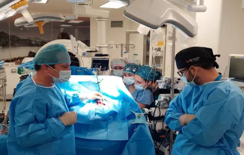 Realizan cirugía craneal en la Ciudad de la Salud utilizando tecnología avanzada
