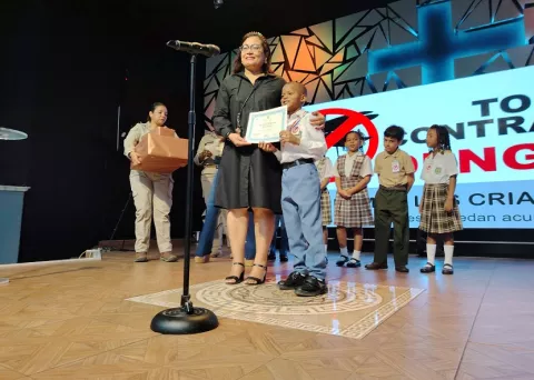 Estudiante del Porfirio Meléndez gana oratoria sobre el dengue 