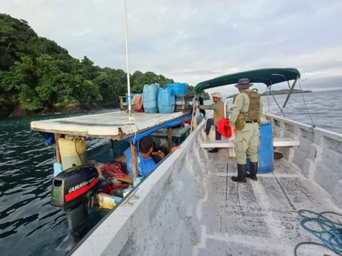 Captan embarcación pescando en una área protegida