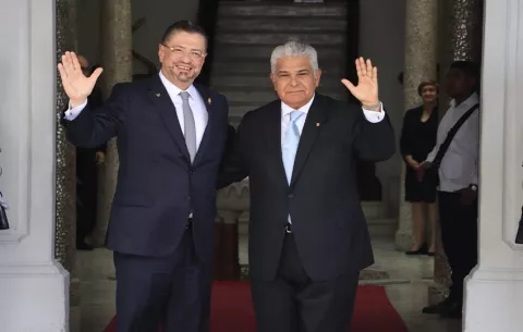 Presidente Mulino entrega la Orden Manuel Amador Guerrero a su homólogo costarricense