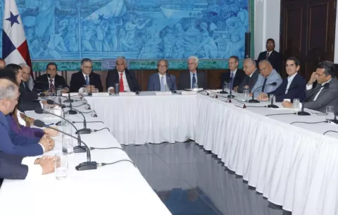 Mulino empieza proceso de consultas para reformas a la CSS