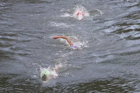 Atleta de Bélgica fue hospitaliza luego de nadar en el río Sena