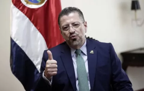Presidente de Costa Rica llegará este jueves a Panamá para reunirse con Mulino 