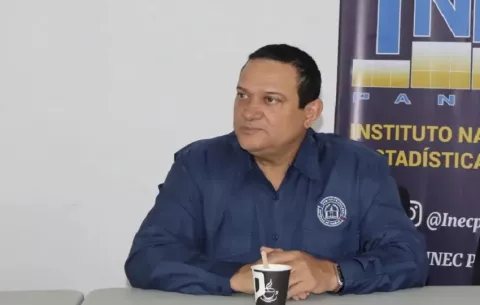 ¿Quién es Samuel Moreno, el funcionario que genera críticas y aplausos por su inglés?