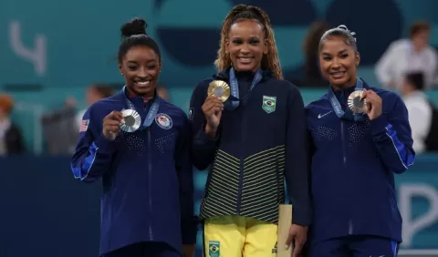 Simone Biles muestra su alegría por  medalla de Andrade