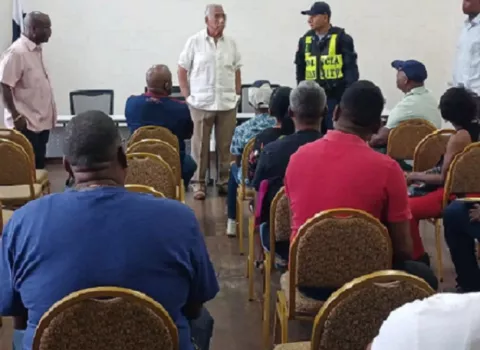 Taxistas cierran Colón exigiendo legalizar sus cupos