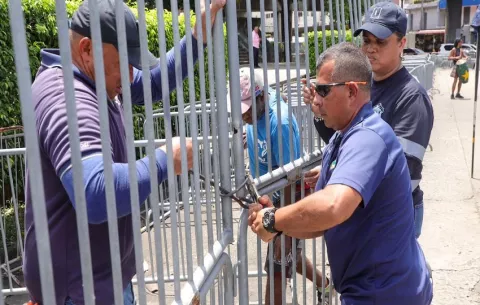 Castañeda cumple su promesa: retiran vallas del Palacio Legislativo