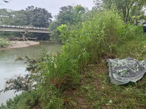 Hombre muere atrapado en su auto tras caer a las aguas en el río Suay, Veraguas