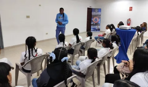La olímpica Atheyna Bylon dio charlas a adolescentes