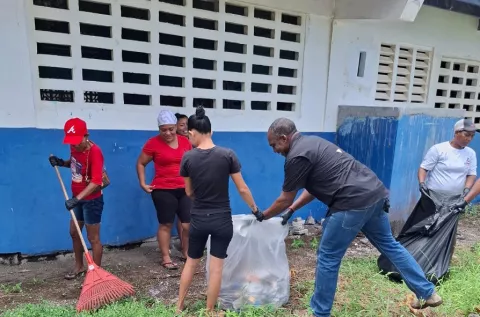 Más de mil libras de basura recogen de la playa de Nombre de Dios en Colón