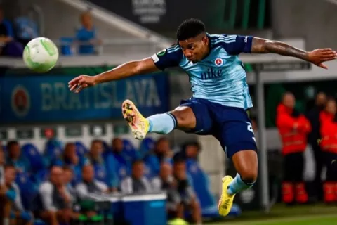 Slovan Bratislava, de Blackman,  goleada por el Celtic en la Champions