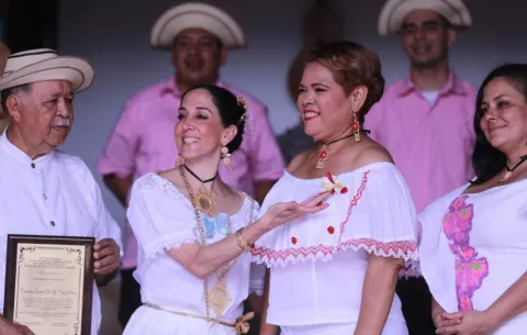 Carmen de la Cruz recibe condecoración Manuel F. Zárate