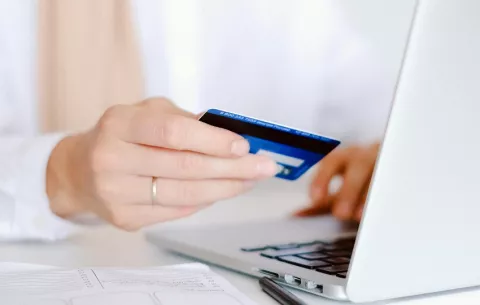 ¡Cuidado! Cibercriminales usan anuncio sobre la llegada de un paquete falso para clonar tarjetas