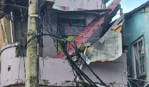 Familias afectadas por colapso de viejo caserón en Colón
